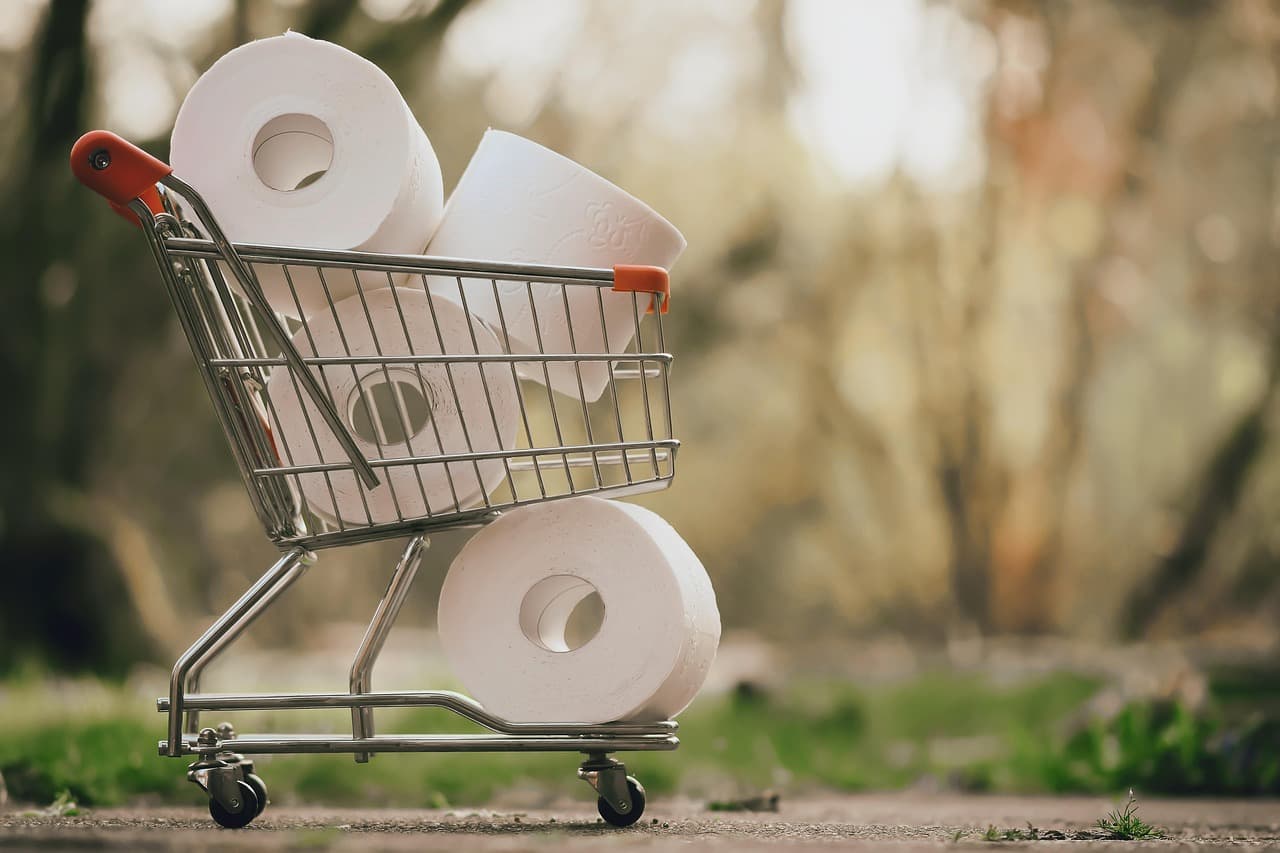 Asystent zakupowy AI na tablecie, pokazujący spersonalizowane oferty