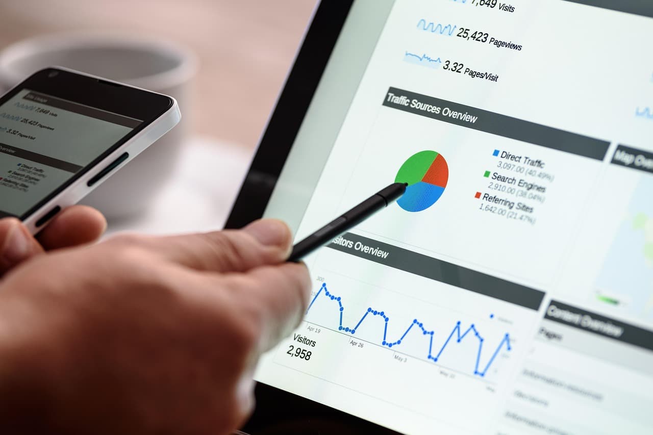 Wizualizacja zmian w Google Discover, gdzie treści o wysokiej jakości wypierają clickbaitowe nagłówki.