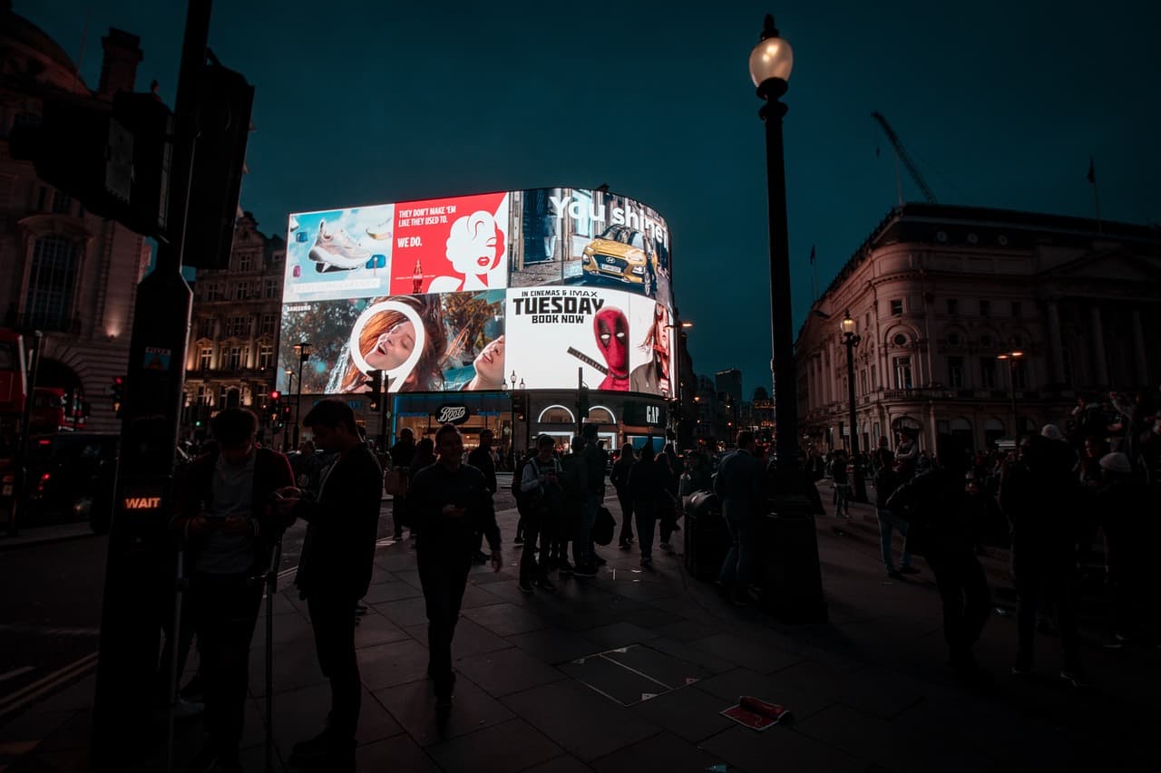 Ekran smartfona wyświetlający reklamy streamingowe na TikToku